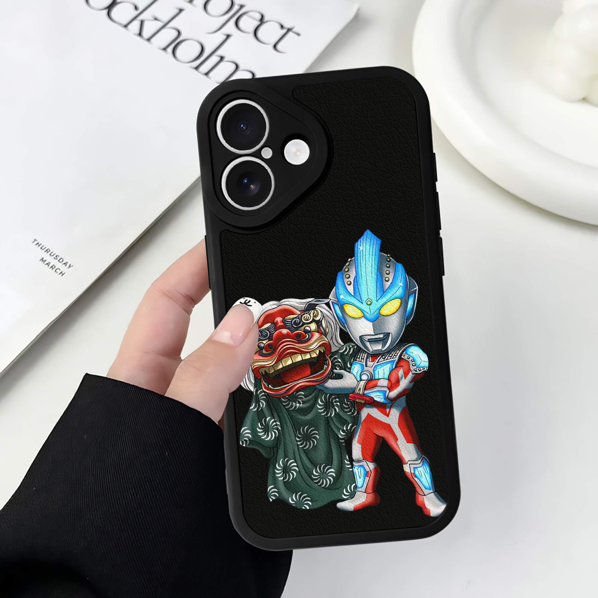 （画像用） ウルトラマン Ultraman 【iPhone 16シリーズ対応】シリコンスマホケース（レザー調） 材質：シリコン